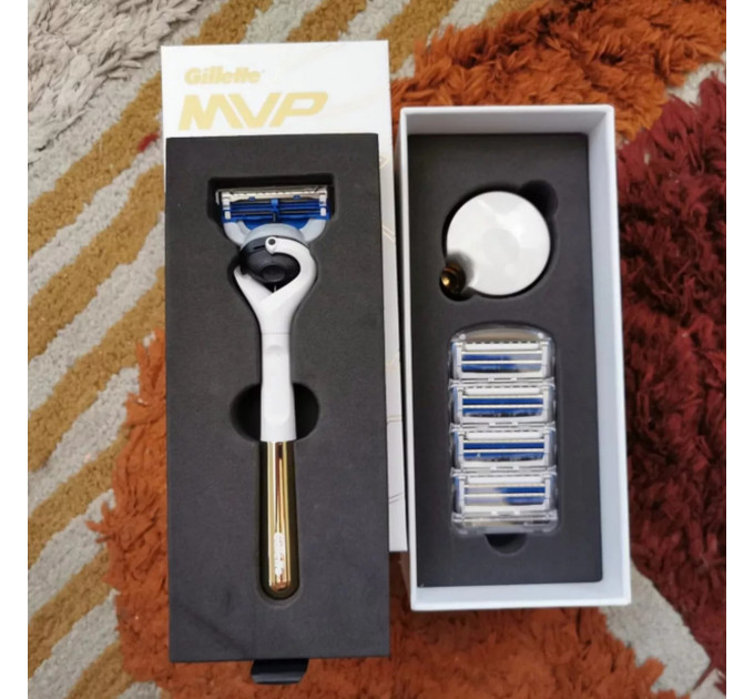 Подарунковий набір для гоління Gillette MVP Limited Edition з підставкою та 5 змінними касетами