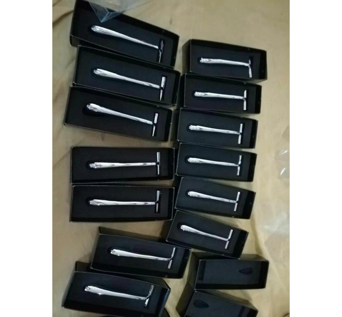 Металлическая полированная бритва цвета «оружейная сталь» с лезвием Gillette Trac