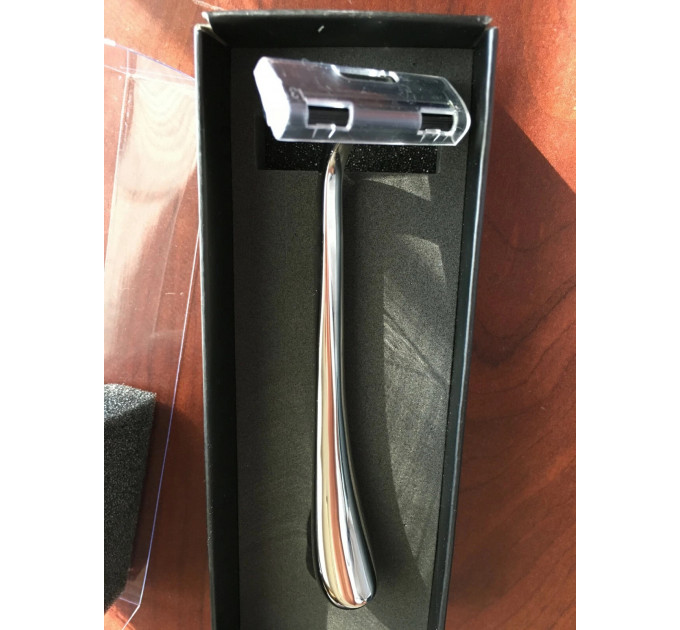 Металлическая полированная бритва цвета «оружейная сталь» с лезвием Gillette Trac