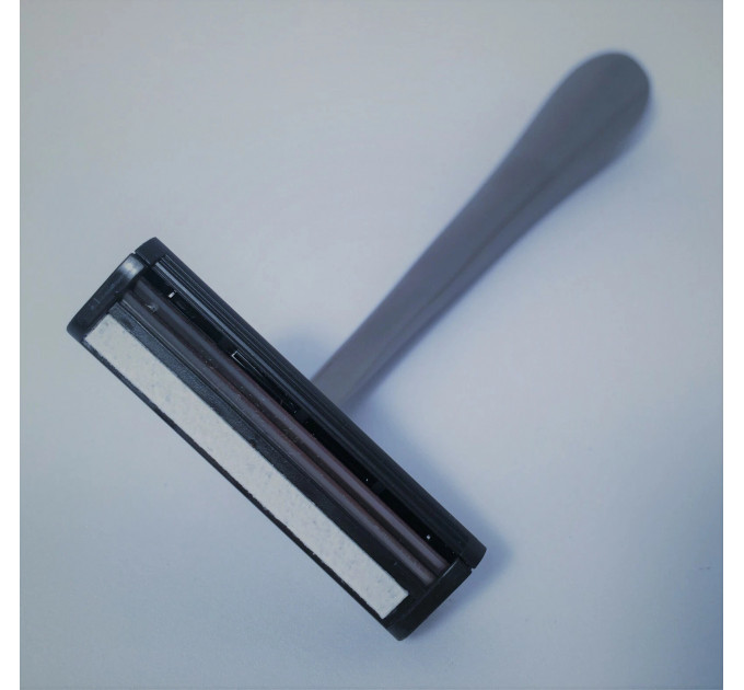 Металлическая полированная бритва цвета «оружейная сталь» с лезвием Gillette Trac