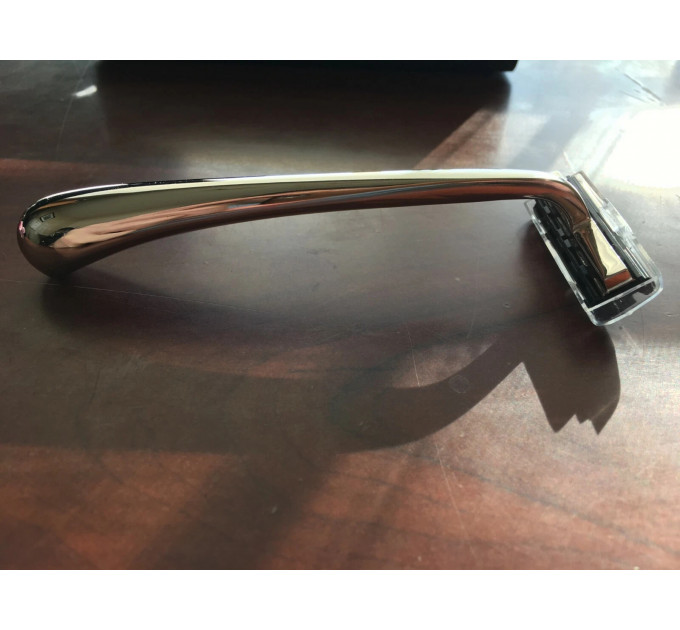 Металлическая полированная бритва цвета «оружейная сталь» с лезвием Gillette Trac