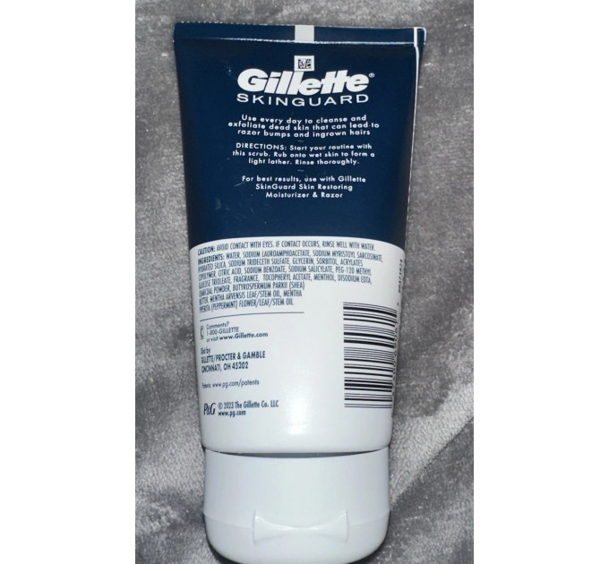 Чоловічий очищувальний скраб перед голінням Gillette Skinguard Daily Cleansing Face Scrub 150 мл