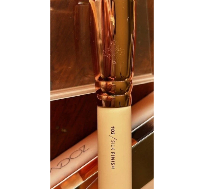 Професійний пензель для нанесення і розтушовування тону ZOEVA 102 Silk Finish Rose Gold