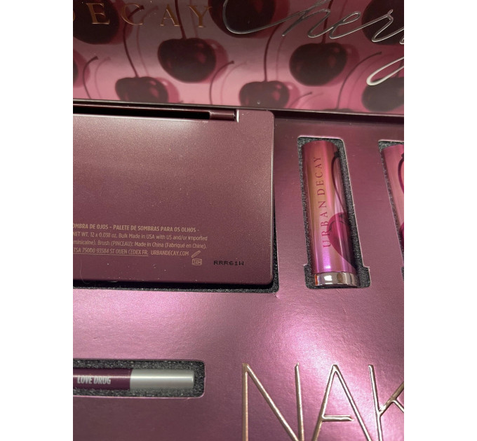 Подарунковий косметичний набір для макіяжу Urban Decay Naked Cherry Vault (палетка тіней 12 кольорів/2 олівці для очей/3 помади)
