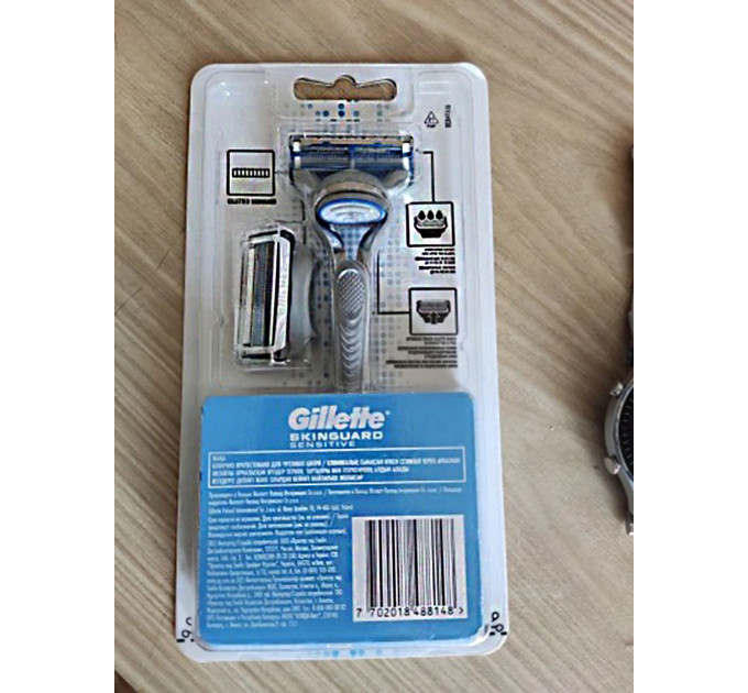 Мужская бритва Gillette SkinGuard Sensitive (1 станок и 2 картриджа)