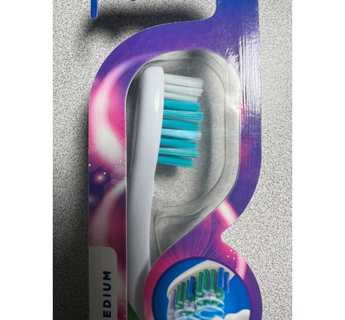 Отбеливающая зубная щётка Oral-B Vivid Whitening цвет лайм